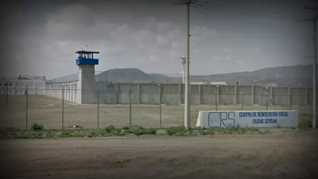 Reo del penal de Ciudad Serdán se cuela a torre de vigilancia y provoca alarma