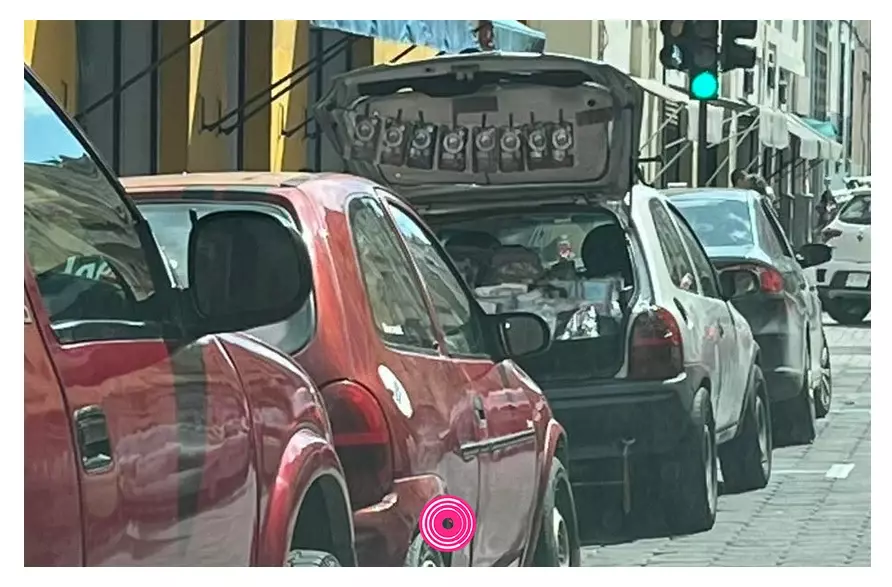 Ambulantes ahora utilizan los cajones de estacionamiento de los parquímetros del Centro de Puebla, para vender a cajuela abierta en la vía pública