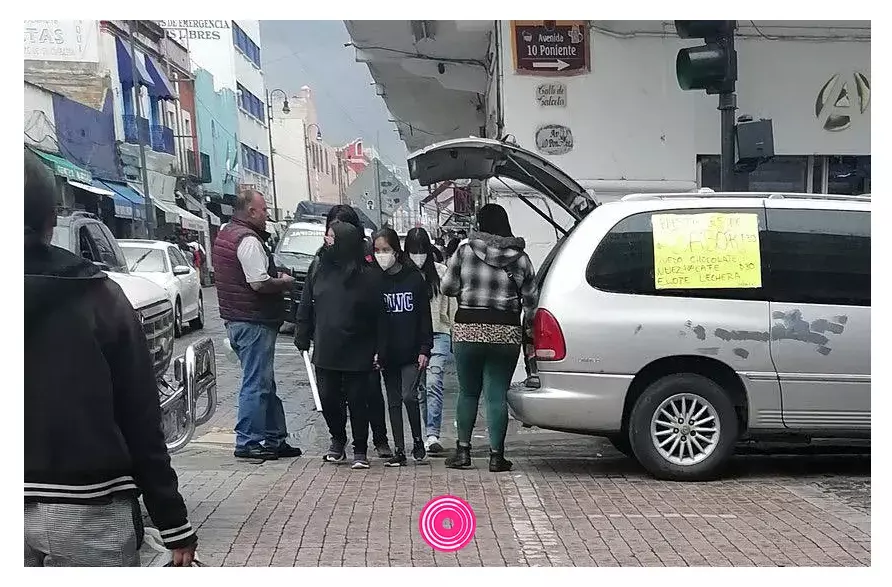 Ambulantes venden hasta comida desde los cajones de estacionamiento de parquímetros