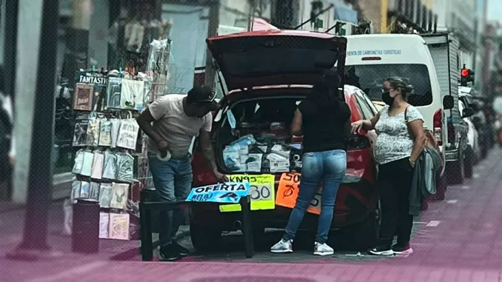 Ambulantes usan parquímetros del Centro de Puebla para vender desde sus autos
