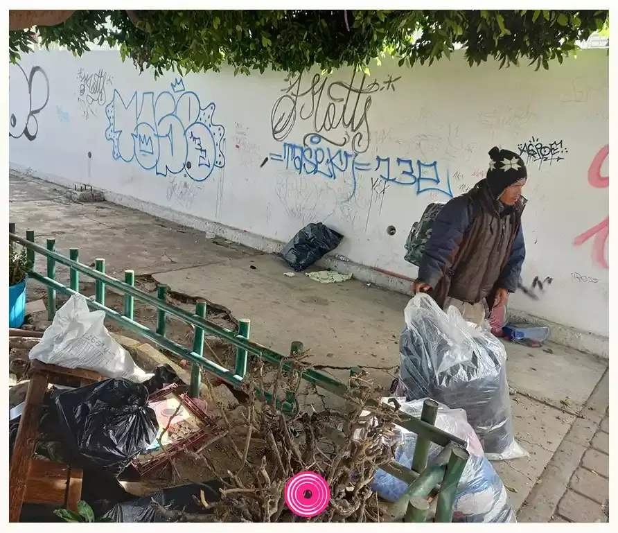A plena luz del día, jóvenes consumen droga en La libertad