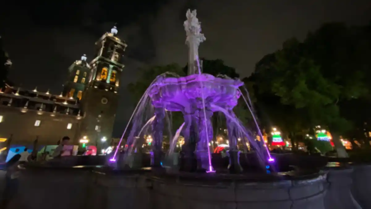 Ayuntamiento de Puebla ilumina de rosa las fuentes de la ciudad con motivo del mes de sensibilización sobre el cáncer de mama