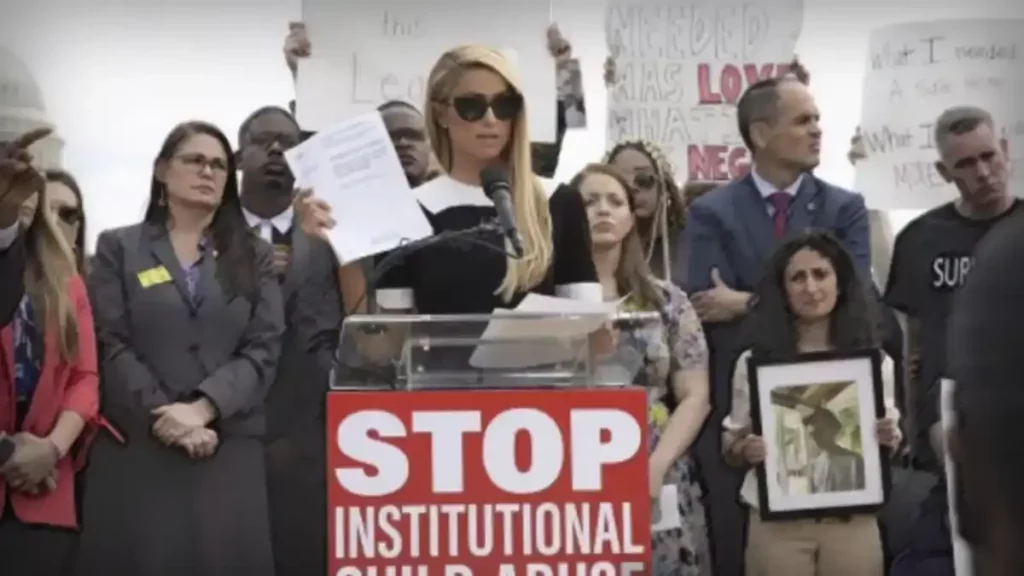 "Me robaron mi infancia", dijo Paris Hilton tras revelar que sufrió abuso sexual