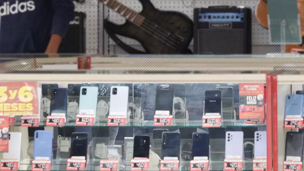 Normatividad de Puebla sancionó a casa de empeño por vender celulares robados.