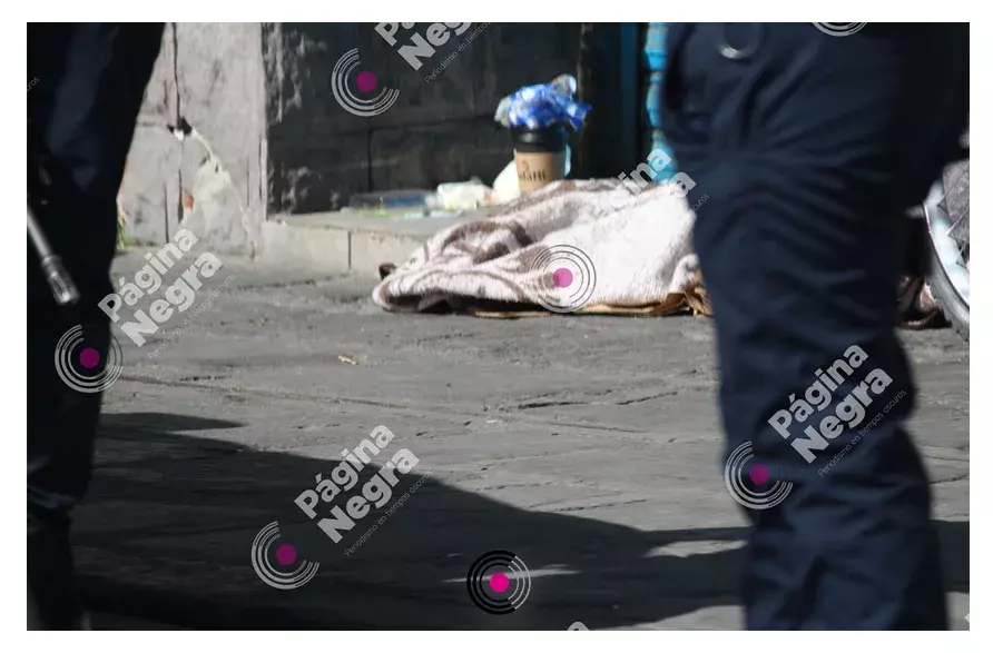 Cuerpo cubierto del hombre en situación de calle