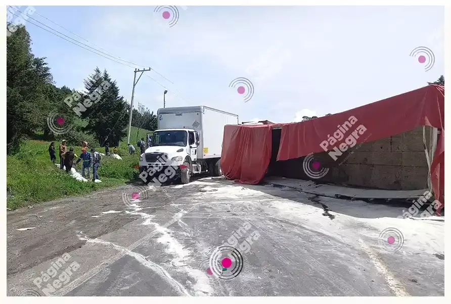 Pobladores de Esperanza realizaron rapiña en un tractocamión volcado