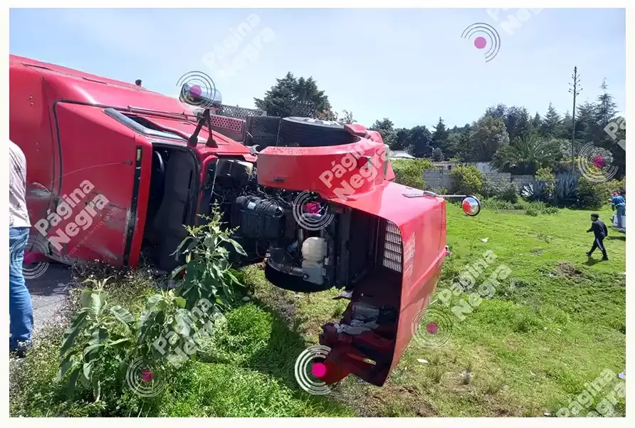 Pobladores de Esperanza realizaron rapiña en un tractocamión volcado
