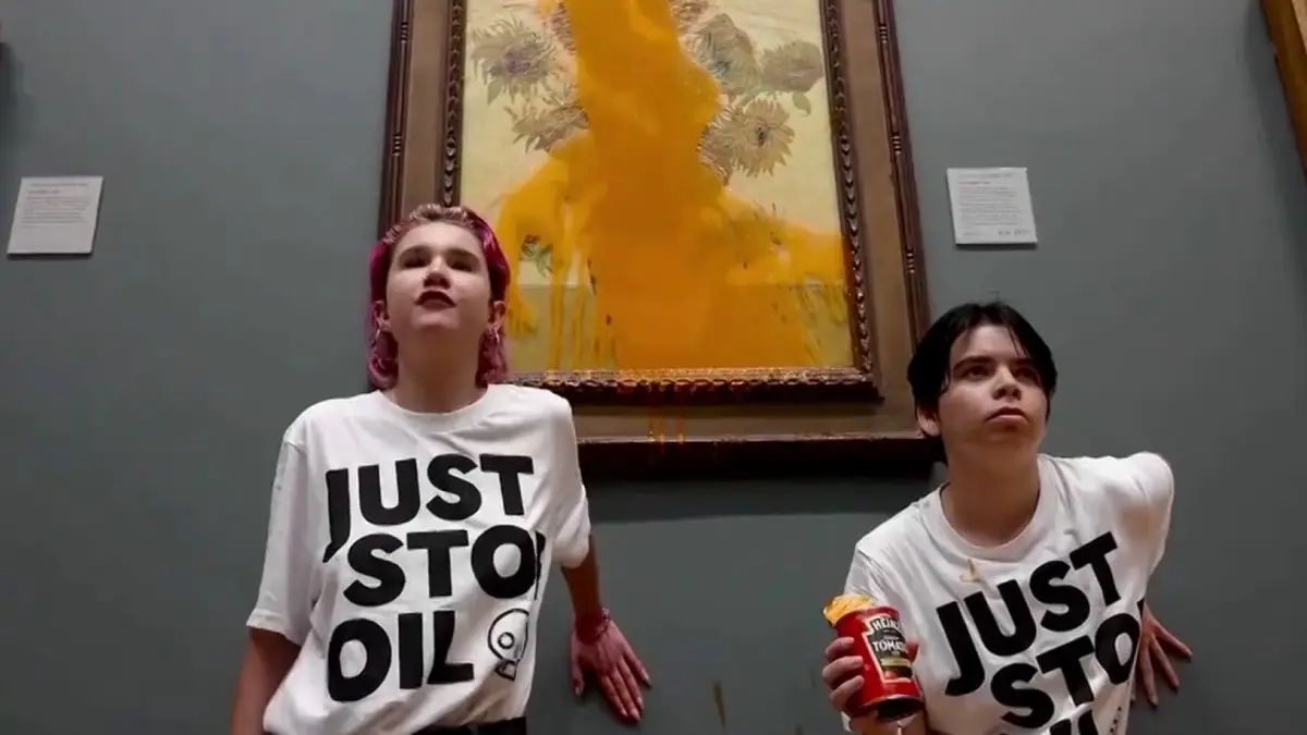 Activistas lanzan sopa a “Los Girasoles”, cuadro de Van Gogh, en Londres.