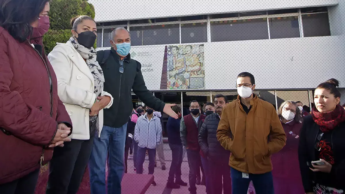 Maestros de Puebla exigen aumento salarial con protesta en la SEP.