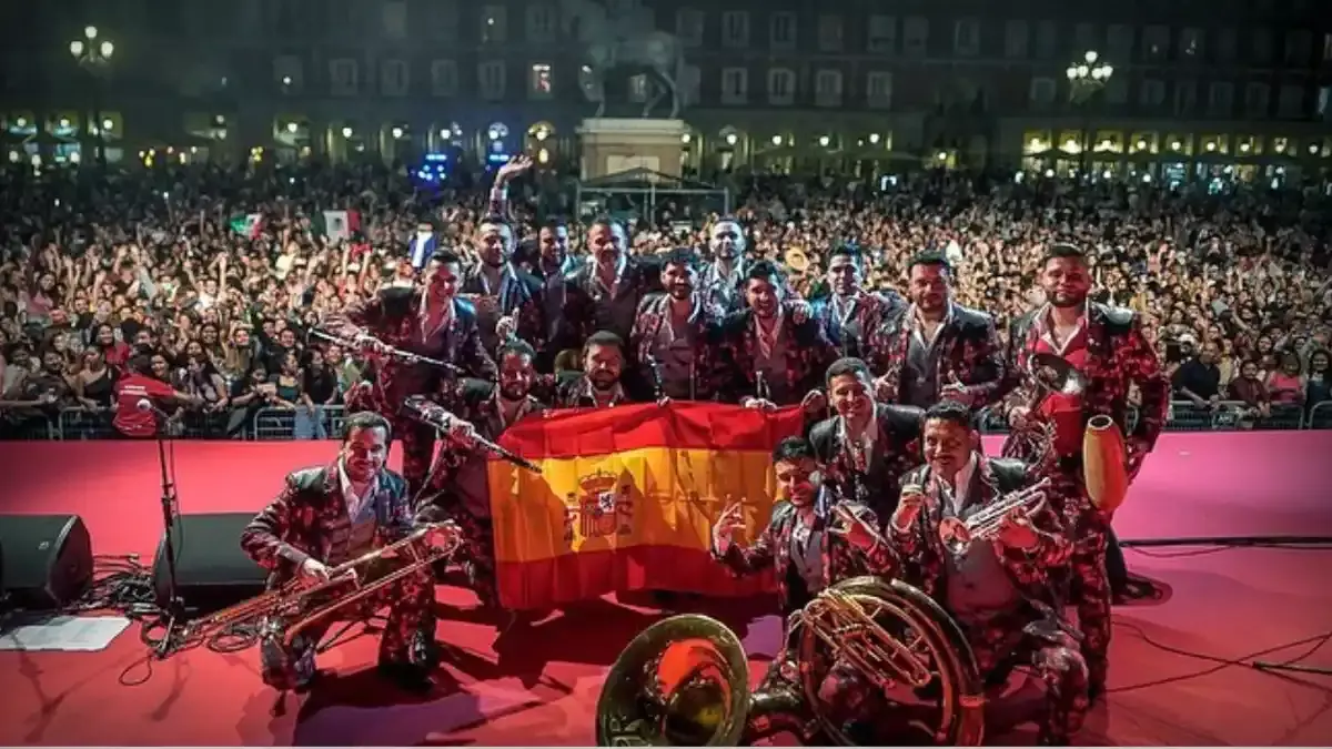 La Banda El Recodo triunfó como los grandes en España.