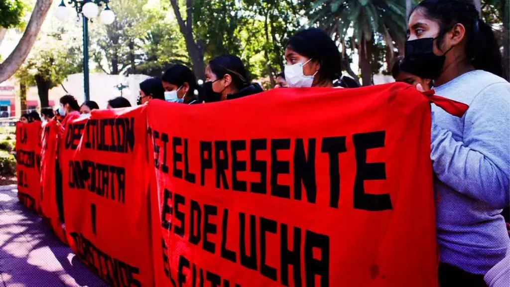 Normalistas de Teteles se manifiestan en la plancha del zócalo de Puebla