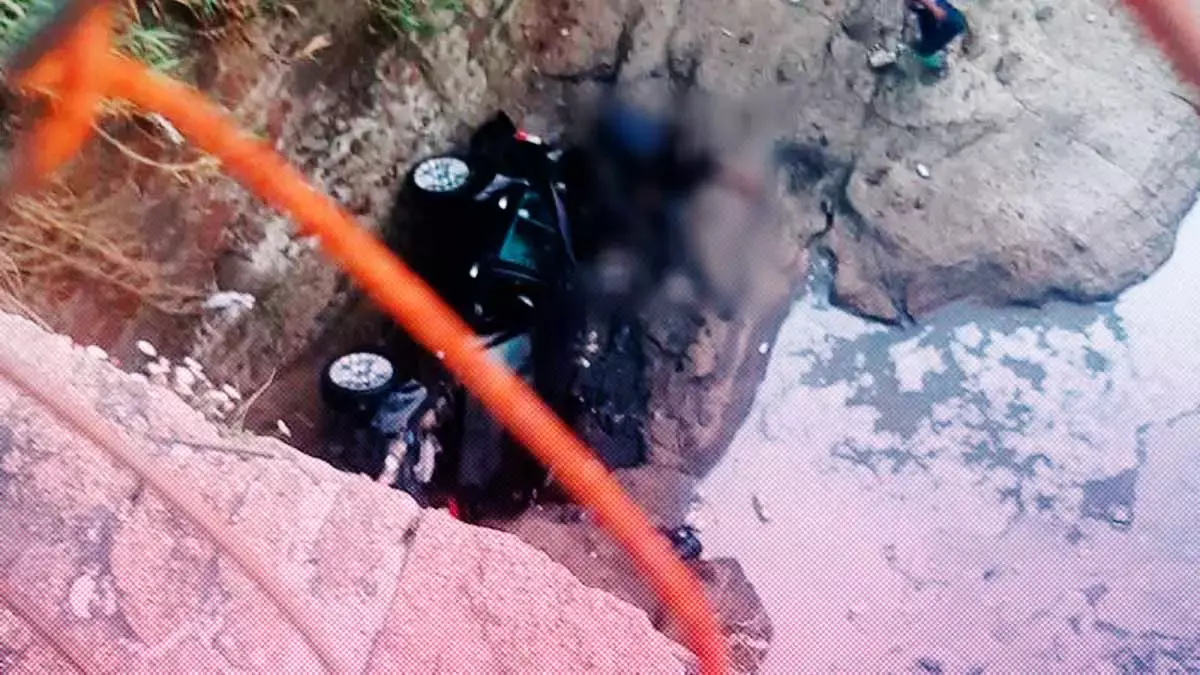 Caída de un automóvil en barranca de Amozoc dejó dos lesionados