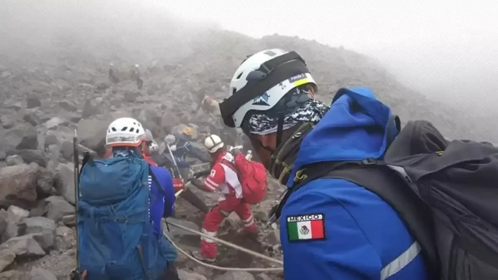 Recuperan cuerpo de alpinista que cayó en glaciar del Pico de Orizaba.