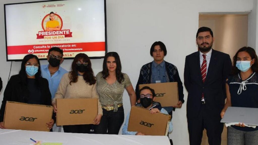 Norma Layón premia a los ganadores de “Presidente por un día”