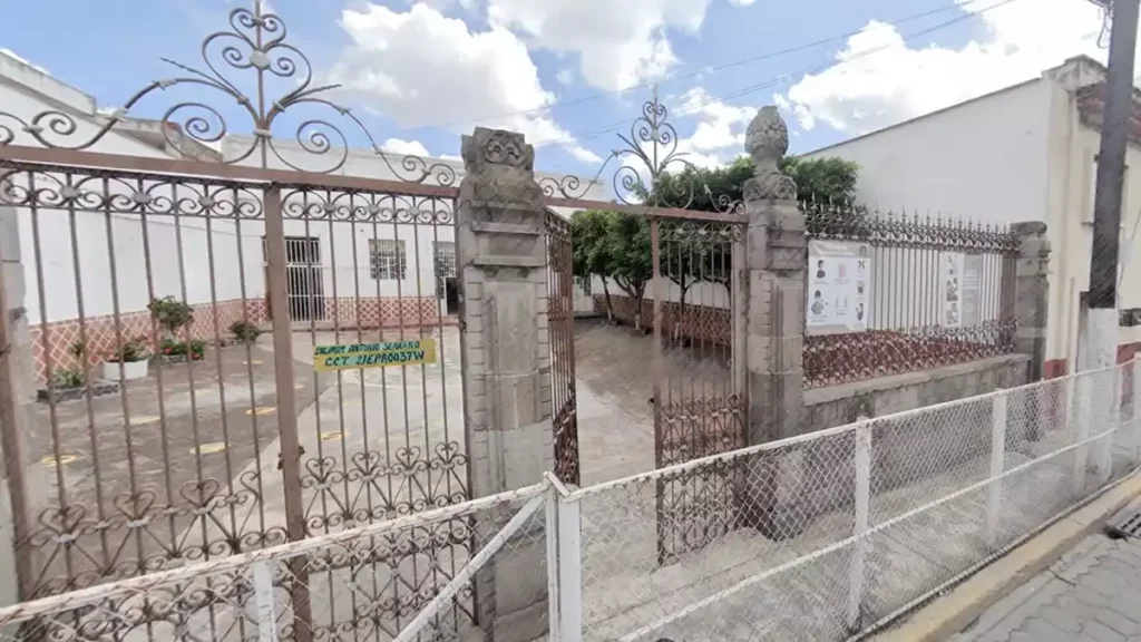 Alumnos y docentes terminan intoxicados por fumigación en primaria de Atlixco