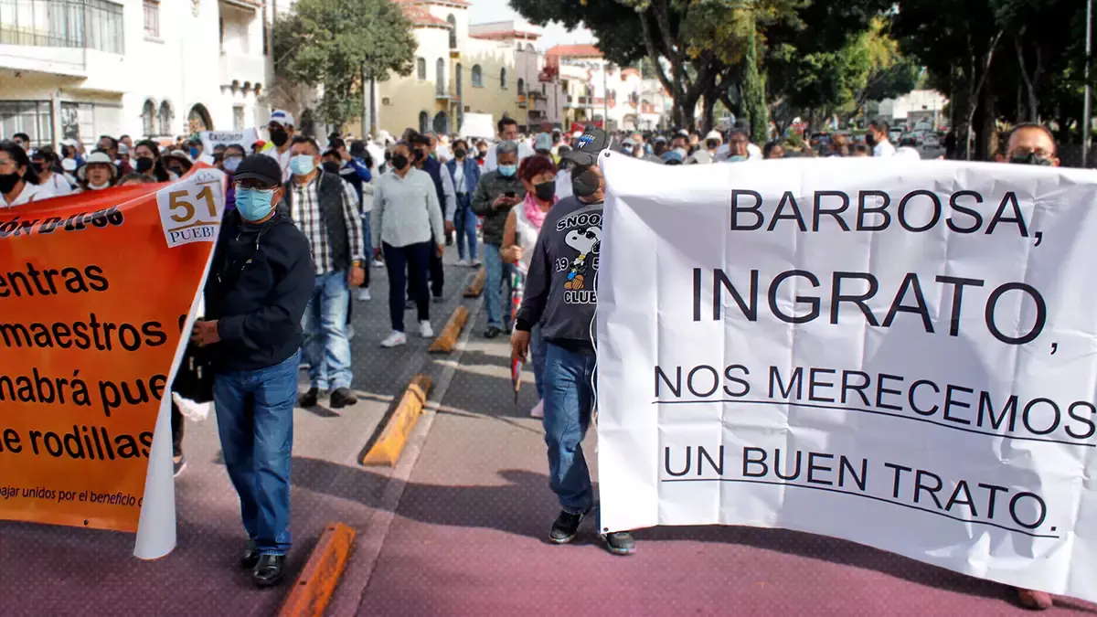 Maestros del SNTE marchan en Puebla: exigen dignidad y aumento salarial.