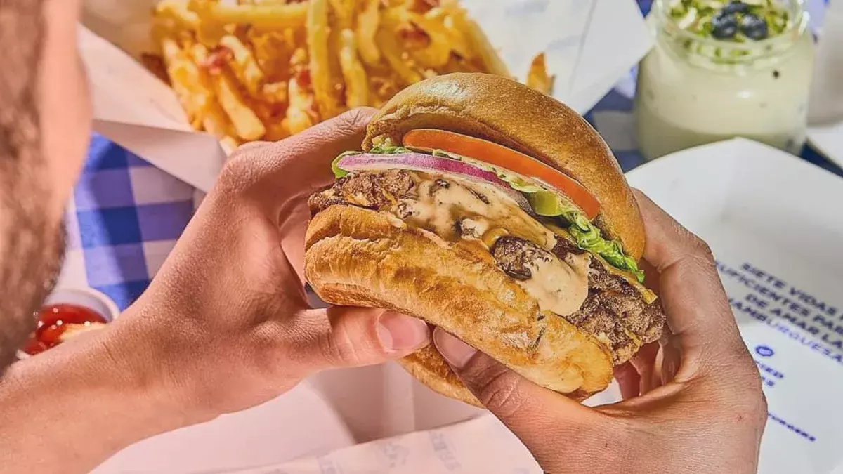 Luisito Comunica llega a Puebla con Fasfú Burgers