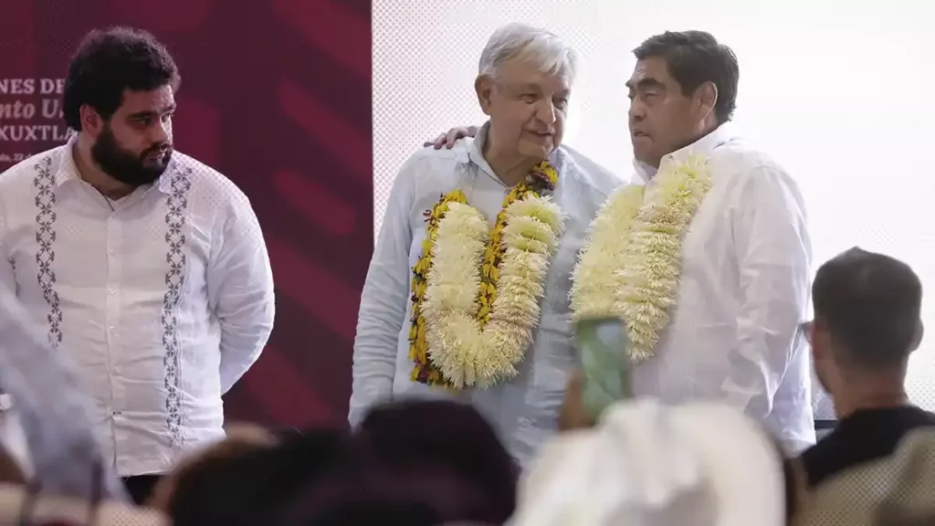 Maestros de Puebla abuchean a Barbosa frente a López Obrador