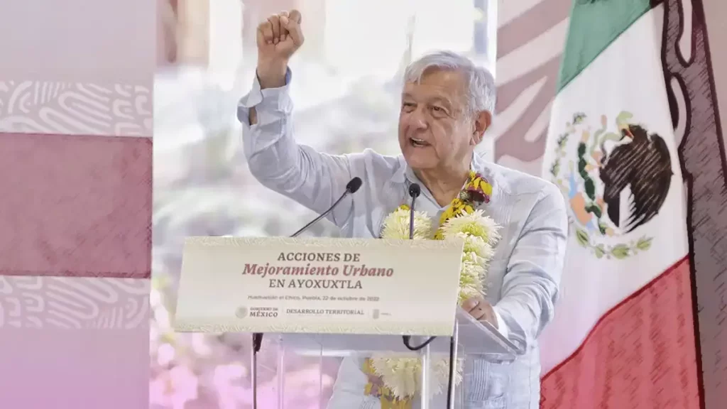 López Obrador promete retroactivos y estímulos a maestros de Puebla