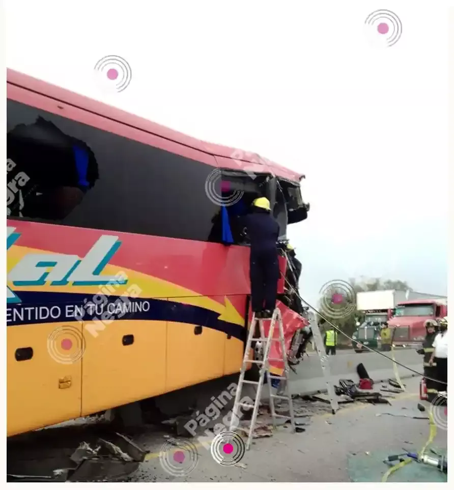 Choque de autobús y pipa deja dos muertos y 20 heridos en Tepeaca.