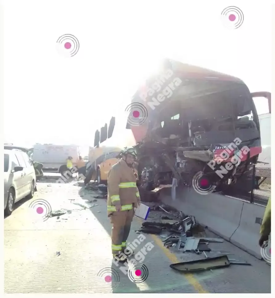 Choque de autobús y pipa deja dos muertos y 20 heridos en Tepeaca.