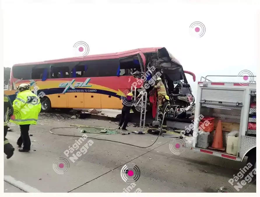 Choque de autobús y pipa deja dos muertos y 20 heridos en Tepeaca.