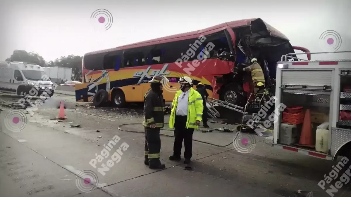 Choque de autobús y pipa deja dos muertos y 20 heridos en Tepeaca.
