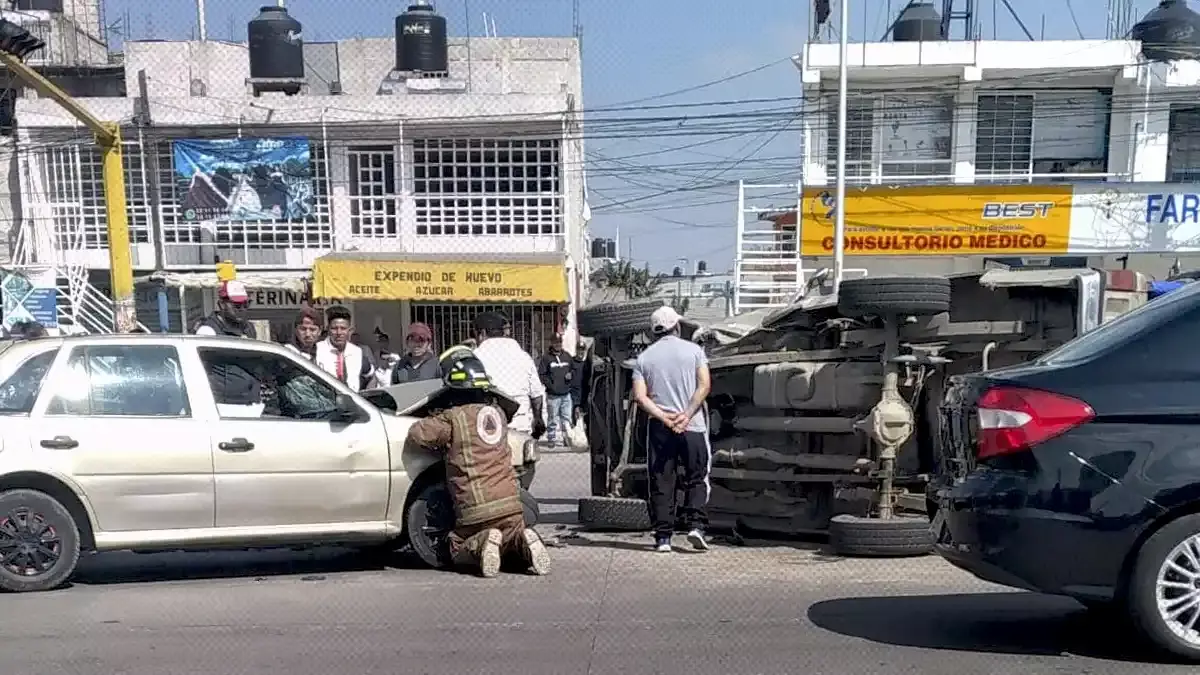 Persona resulta lesionada por choque y volcadura en la mañana