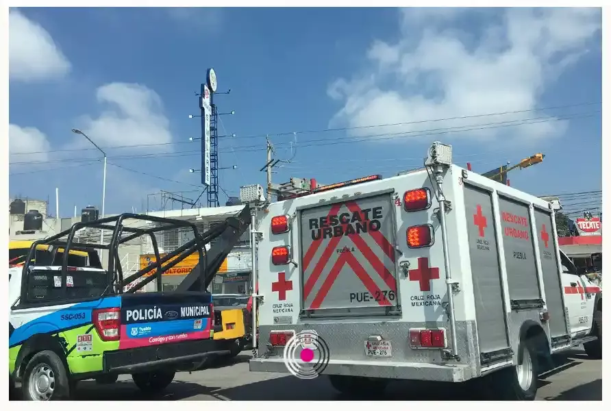 Persona resulta lesionada por choque y volcadura en la mañana