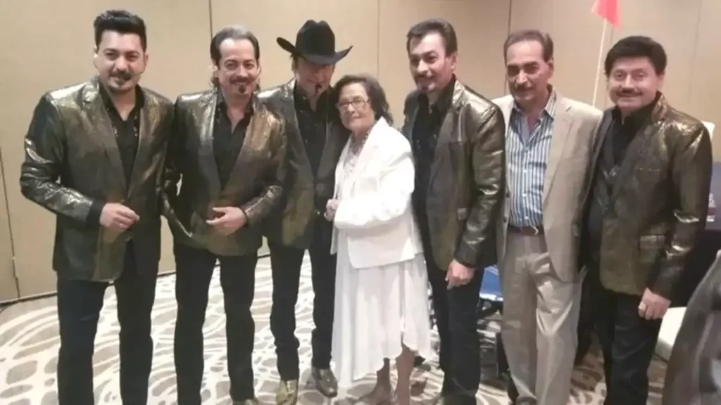 "Si oyen lágrimas nos disculpan", muere la mamá de los Tigres del Norte