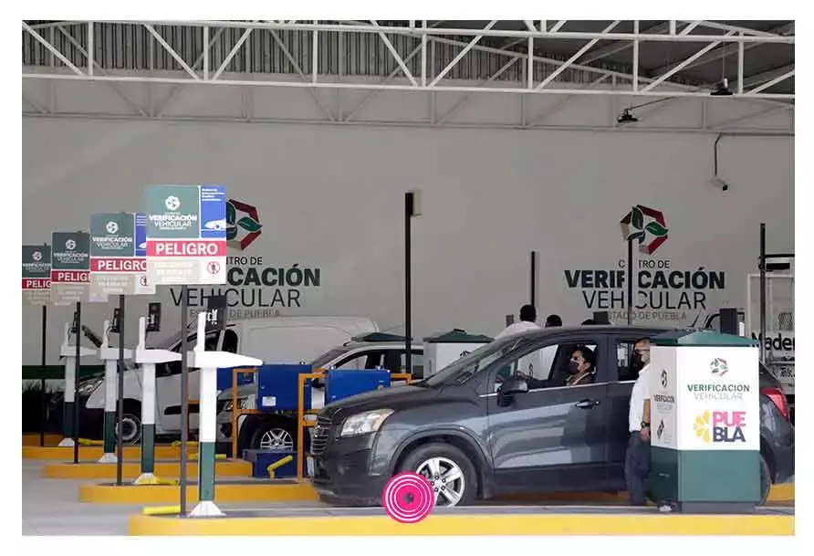 Fallas, retrasos y caso omiso a citas, el primer día de verificación en Puebla