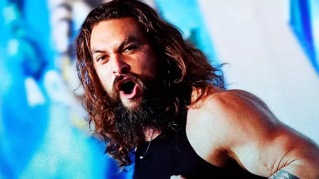 ¡Kermoso! Jason Momoa presume sus glúteos y marca de agua ecológica en taparrabos