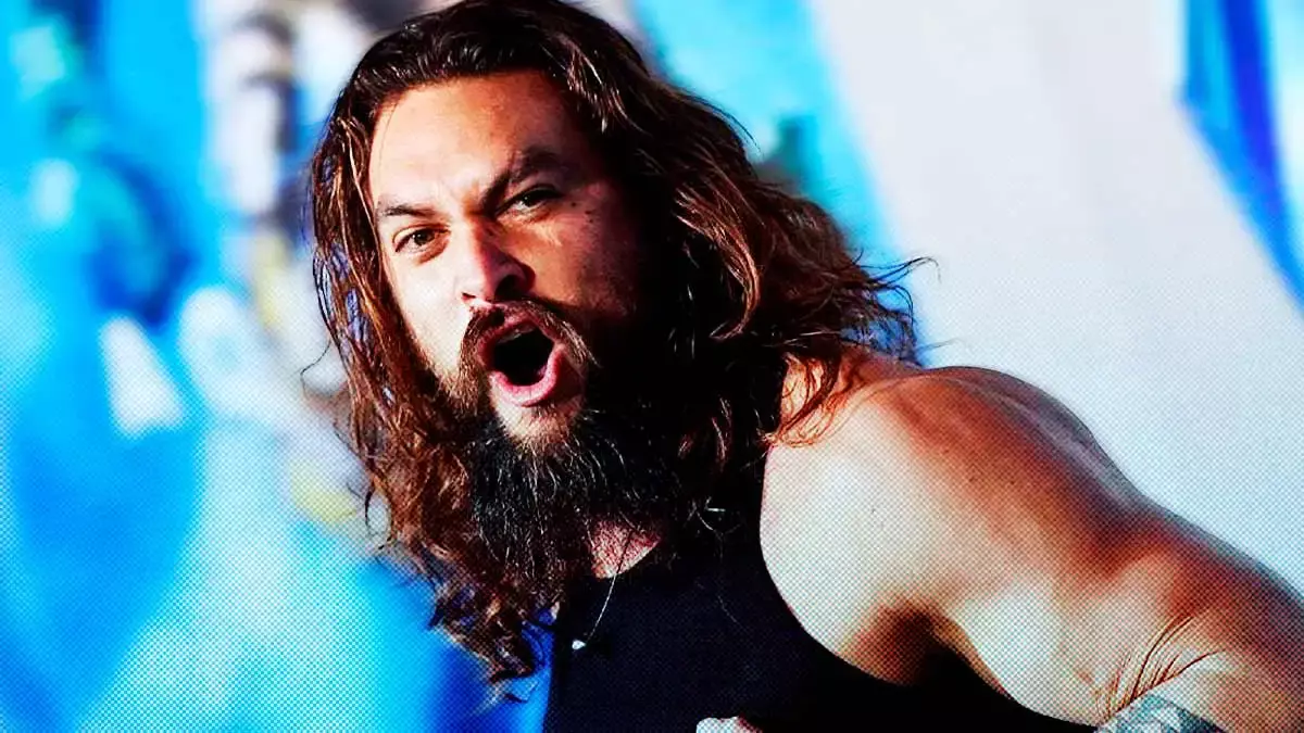 ¡Kermoso! Jason Momoa presume sus glúteos y marca de agua ecológica en taparrabos