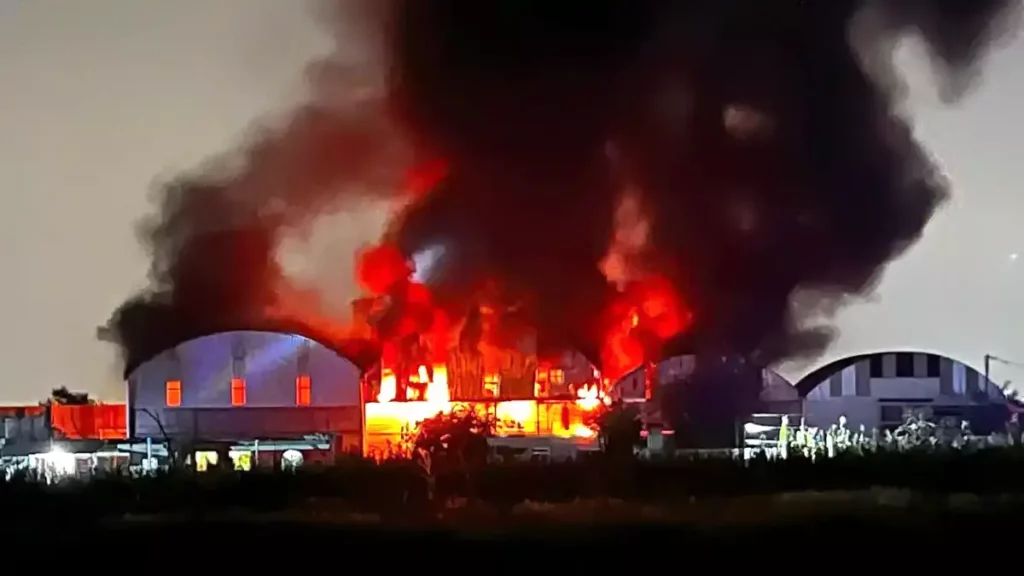 Se incendia fábrica de muebles en la Vía Corta a Santa Ana, Tlaxcala.