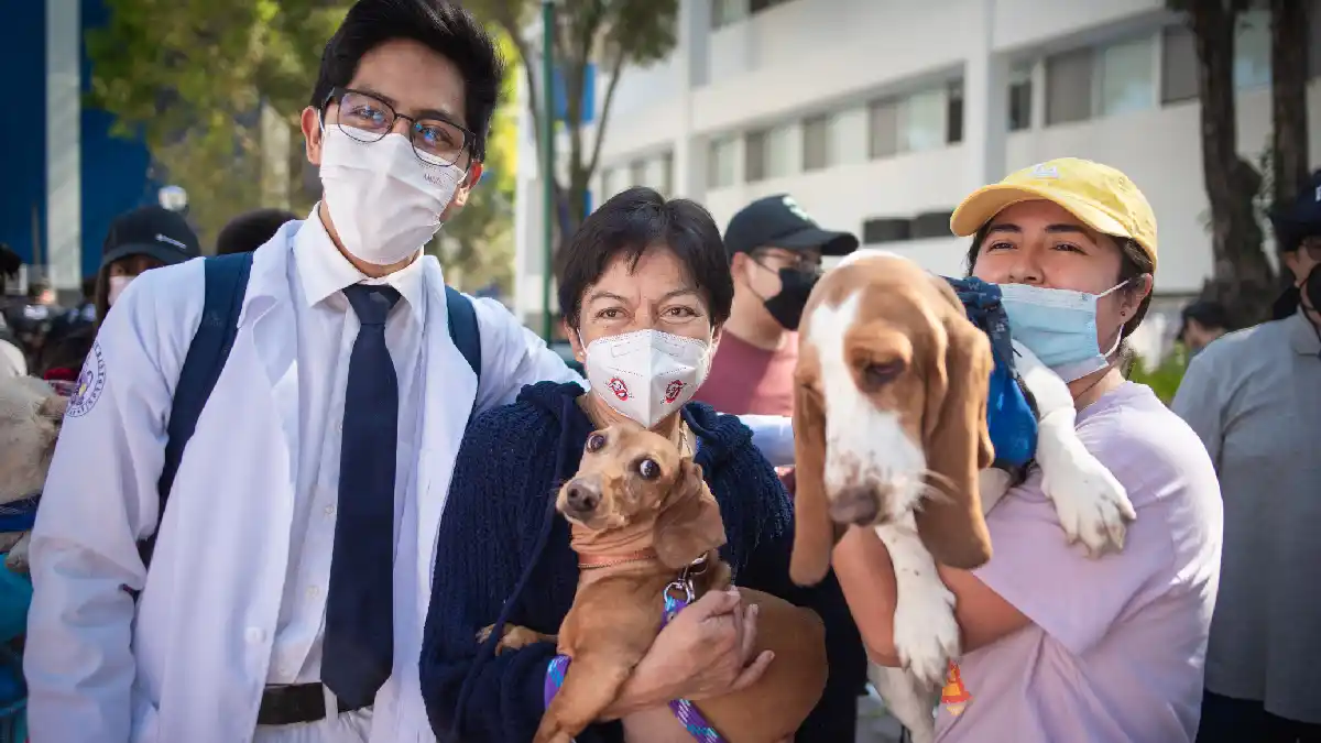 Con caminata perruna, BUAP promueve la salud de las personas y el vínculo con sus mascotas