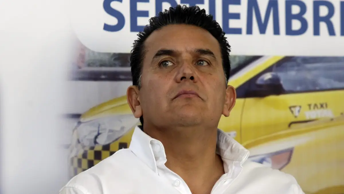 Alberto Vivas Arroyo tiene investigaciones por entregar concesiones para taxis pirata.