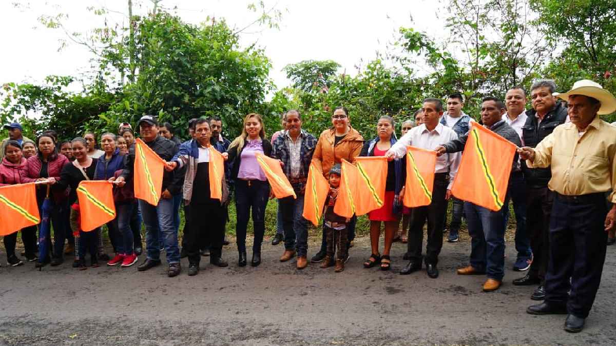 Pavimentan con concreto hidráulico Camino Xicotepec-San Pedro Itztla