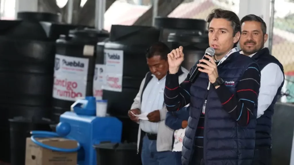 Ayuntamiento de Puebla entrega biodigestores y colectores pluviales en Azumiatla.