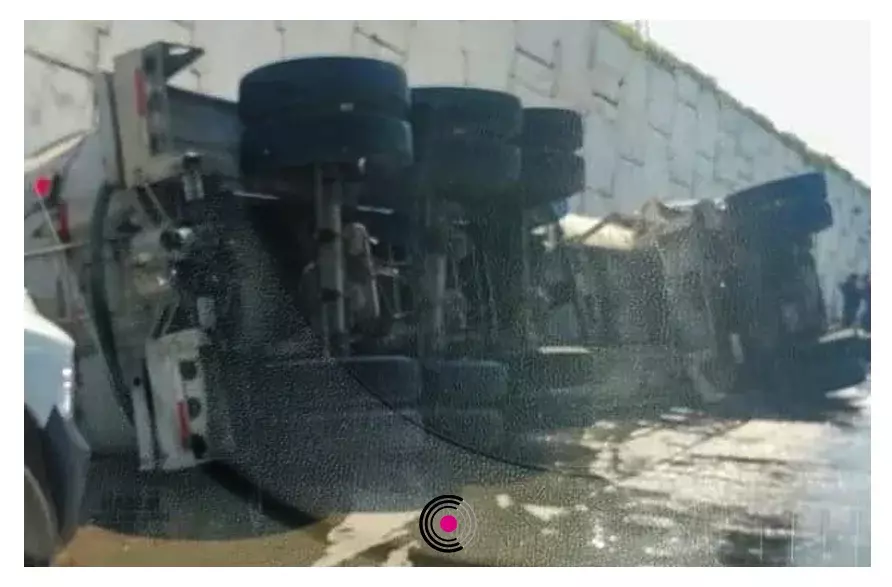 Una pipa volcó en la Recta a Cholula y el operador la abandonó