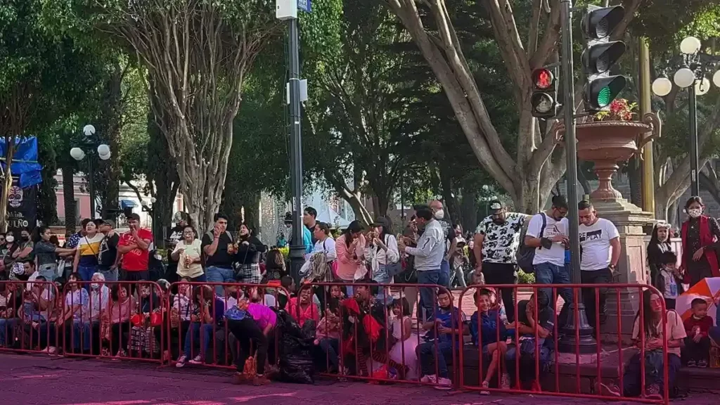 Desfile de Catrinas es encabezado por secretarios de Cultura de Puebla