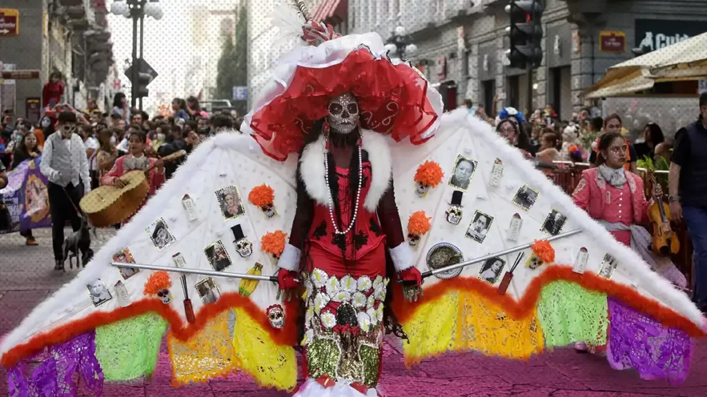 ¡Toma precauciones! Habrá cierres viales por el Desfile de Calaveras en Puebla.