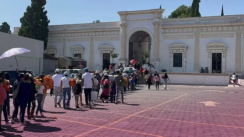 Continúan las largas filas en el panteón de La Piedad este 2 de noviembre.
