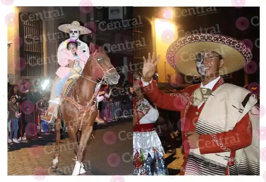 Poblanos atiborran el Centro Histórico y disfrutan del Desfile de Calaveras