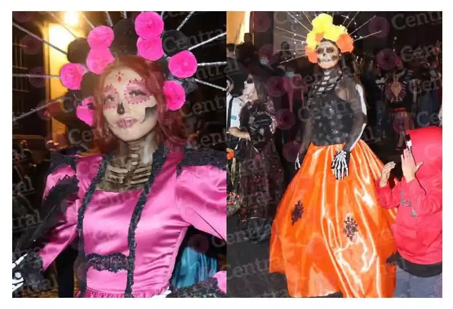 Poblanos atiborran el Centro Histórico y disfrutan del Desfile de Calaveras