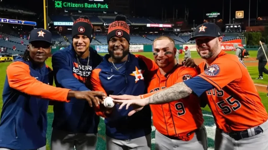 Astros lanzan juego sin hits y ganan 5-0 a Phillies; empatan serie 2-2.