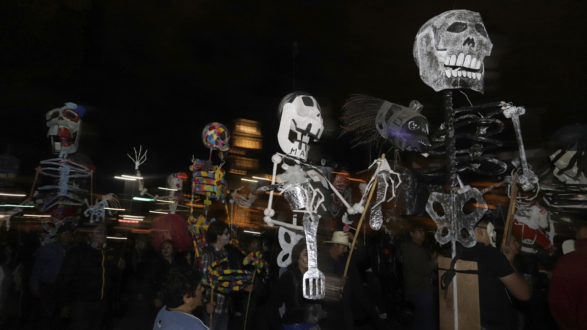 Participa en el tradicional Desfile de Calaveras por las calles de Atlixco.