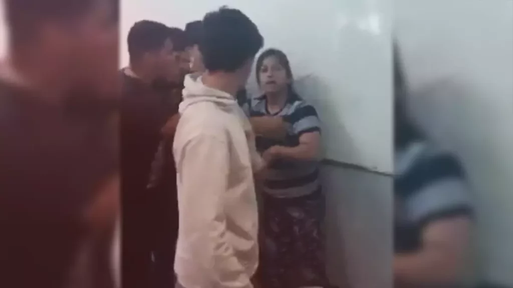 Cansada del bullying que recibía su hijo, madre golpea a agresor