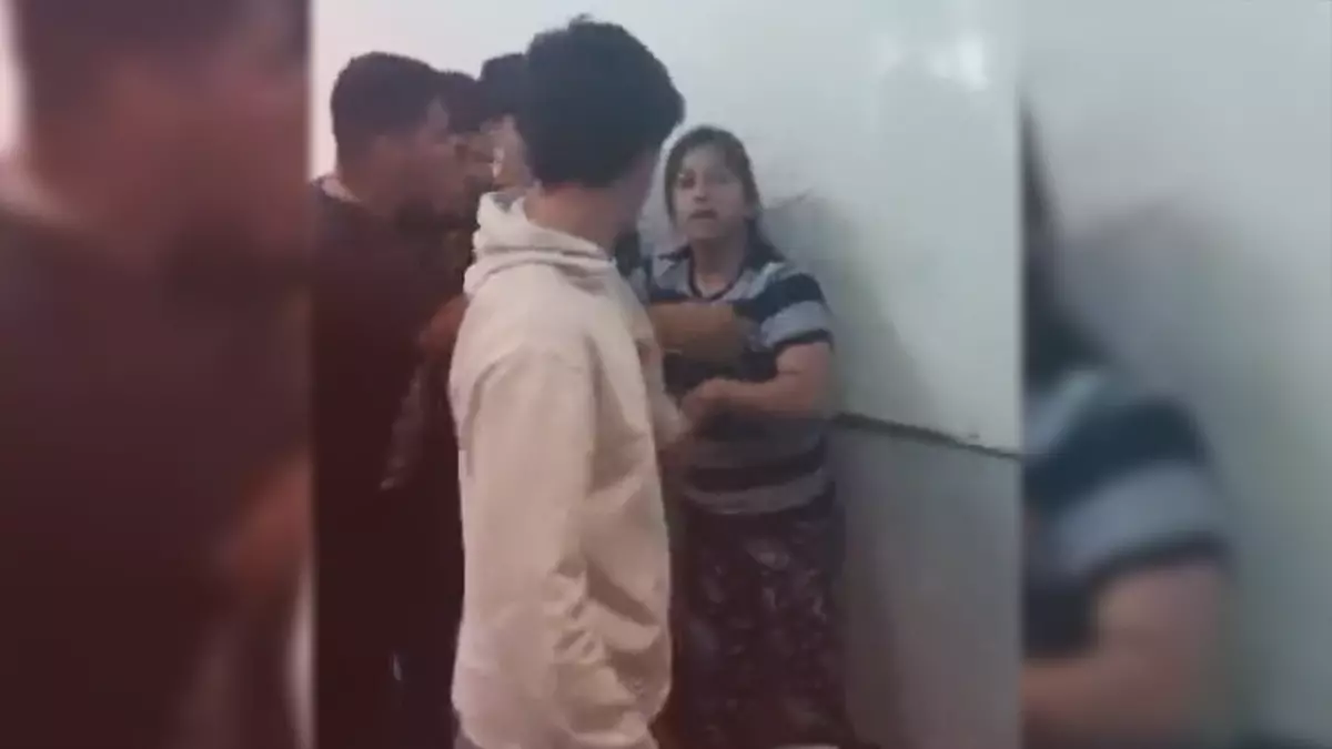 Cansada del bullying que recibía su hijo, madre golpea a agresor