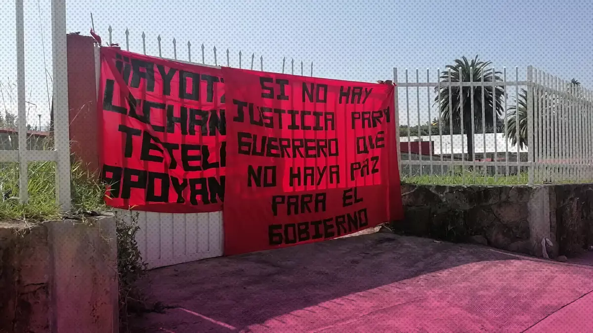 Normalistas de Ayotzinapa y de Teteles toman instalaciones de la escuela Carmen Serdán