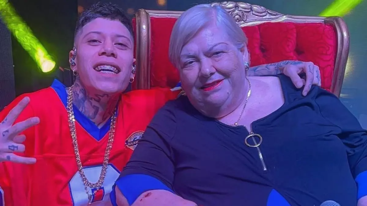Santa Fe Klan y Paquita la del Barrio juntos en el escenario